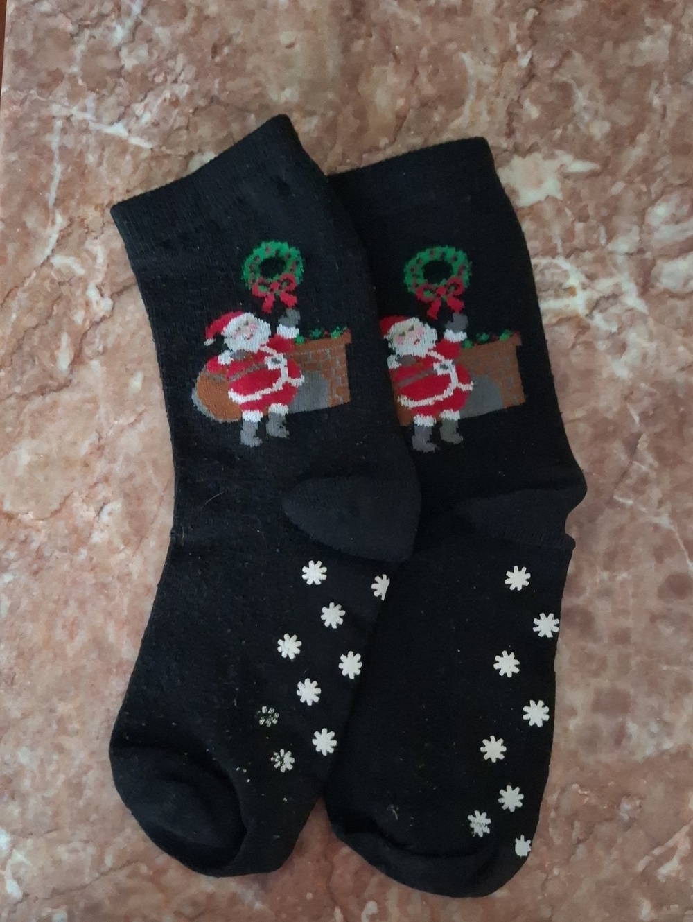 Women's Size 4-9 Black Santa Wreath Non-Slip Crew Socks